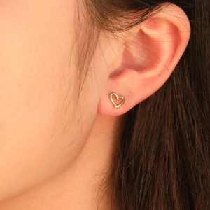 Boucles D'oreilles Puces Coeur Ajouré Acier Inoxydable Plaqué Or 18K Minimaliste Avec Tige En Acier Inoxydable