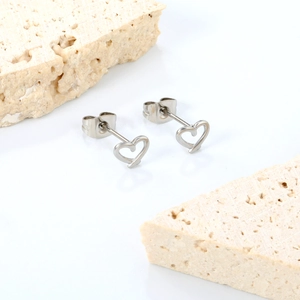Boucles d'oreilles cœur évidé en acier inoxydable argenté poli pour femmes au style épuré