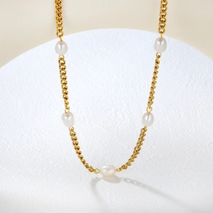 Detailed close-up of natural freshwater pearls on a gold-plated stainless steel chain
