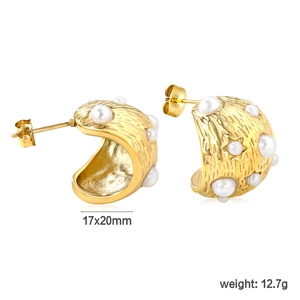 Détails des boucles d'oreilles créoles dorées 18k avec perles et texture martelée