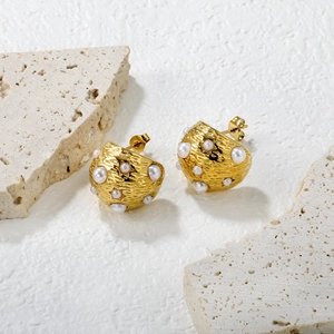 Boucles d'oreilles dorées texturées ornées de perles blanches et design géométrique
