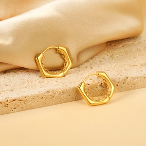 Créoles hexagonales classiques en acier inoxydable plaqué or 18 carats pour femme sur pierre