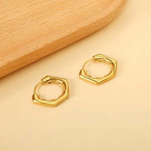 Boucles d'oreilles créoles hexagonales dorées minimalistes avec texture intérieure