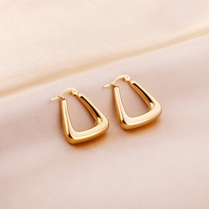 Boucles d'oreilles géométriques en U plaquées or 18 carats sur de la soie luxueuse