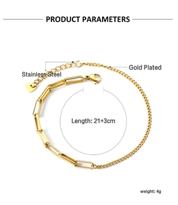 Detalle de la tobillera de acero chapado en oro de 18K con cierre de langosta y corazón