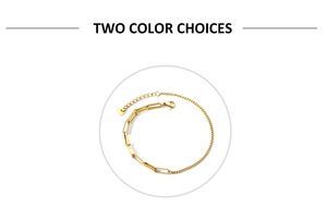 Detalle de tobillera de acero inoxidable bañada en oro 18K con dije de corazón y eslabón
