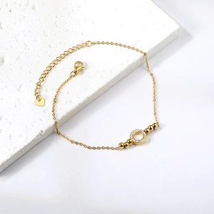 Tobillera de acero inoxidable chapada en oro de 18K con anillo de circonitas y perlas