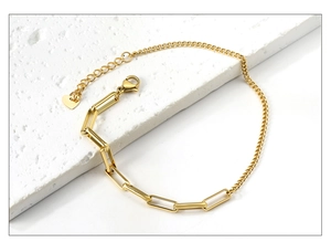 Detalle de la tobillera de acero inoxidable chapado en oro 18K con cadena de eslabones