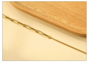 Detalle de tobillera de acero chapado en oro 18K con mezcla de cadena de clip y eslabones