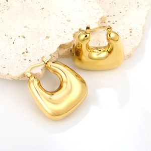 Boucles d'oreilles créoles dorées en forme de goutte d'eau sur support en pierre