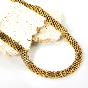 Dettaglio della collana a maglia intrecciata placcata oro 18K su pietra bianca
