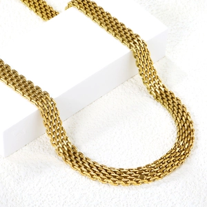 Dettaglio della catena a maglia intrecciata dorata con finitura lucida placcata oro 18K