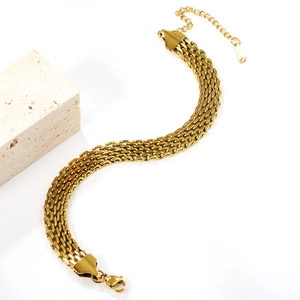 Dettaglio del bracciale in maglia intrecciata in acciaio inossidabile placcato oro 18K