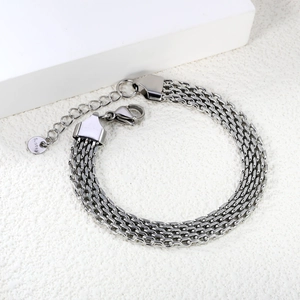 Dettaglio macro del bracciale intrecciato a più fili in acciaio inossidabile con chiusura