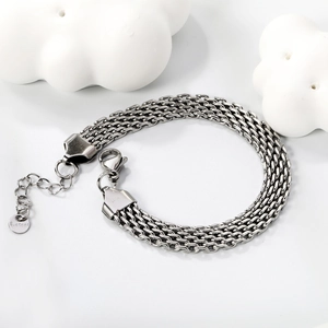 Dettaglio macro del bracciale a maglie multiple argentate con chiusura a moschettone