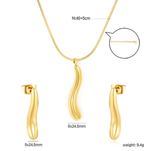 Minimalist gold S-curve jewelry set with dimension labels on white background