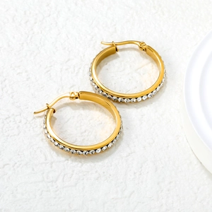 Gros plan de boucles d'oreilles créoles plaquées or 18 carats avec oxydes de zirconium