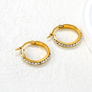 Boucles d'oreilles créoles dorées ornées d'un cercle complet de strass étincelants pour femmes