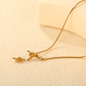 Collier chaîne serpent en acier inoxydable doré minimaliste avec un nœud géométrique