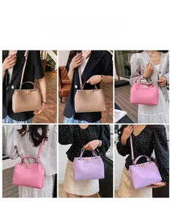Présentation de sacs à bandoulière élégants en coloris kaki, rose et lilas avec grain