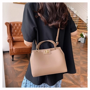Sac à main en cuir grainé kaki avec fermoir doré et bandoulière réglable chic