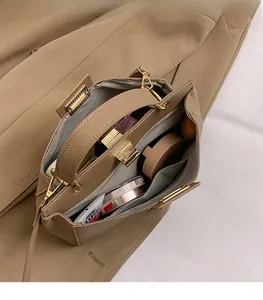 Vue macro de l'intérieur du sac en cuir grainé avec plusieurs compartiments et poches