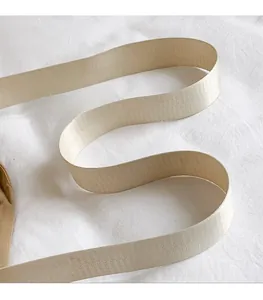 Dettaglio della tracolla larga in nylon intrecciato beige ad alta densità per borse