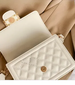 Dettaglio borsa trapuntata bianca in ecopelle con chiusura magnetica dorata e cuciture fini