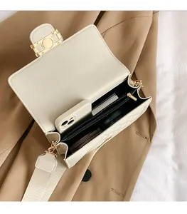 Vista interna che mostra la grande capacità e lo scomparto con zip della borsa trapuntata crema