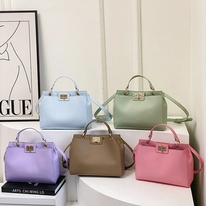 Cinq sacs à main en cuir texturé de couleurs variées avec poignées et fermoirs dorés carrés