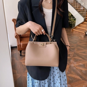 Sac à main en cuir grainé kaki avec fermoir doré et bandoulière réglable en cuir