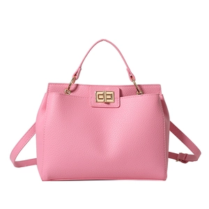 Sac à main en cuir rose grainé avec fermoir rotatif doré et bandoulière réglable