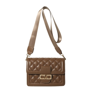 Borsa a tracolla marrone trapuntata con chiusura a V dorata e ampia tracolla in nylon