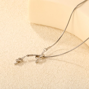 Collier chaîne serpent argentée avec pendentif géométrique à nœuds minimaliste