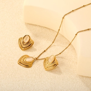 Vintage emerald cat eye fan pendant necklace and earrings set in polished gold finish