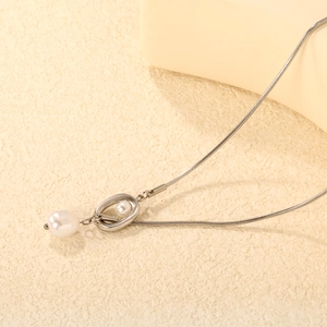 Collier élégant en acier inoxydable avec pendentif double perle et chaîne serpent
