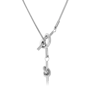 Collier maille serpent argenté moderne avec nœud géométrique et barre en T au style minimaliste