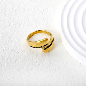 Detail of vintage emerald green crystal gold ring with irregular wrap around design