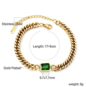 Détail de la pierre verte taille émeraude sur un bracelet chaîne cubaine dorée