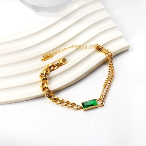 Détail de la pierre vert émeraude sur le bracelet cubain asymétrique doré chic