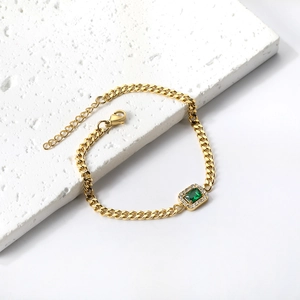 Bracelet maille gourmette dorée avec pierre verte rectangulaire sur pierre blanche