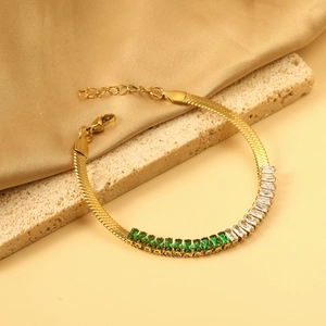 Bracelet élégant plaqué or avec chaîne serpent et zircons rectangulaires vert émeraude