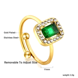 Vue détaillée de la bague avec pierre verte taille émeraude, halo de zircons et or