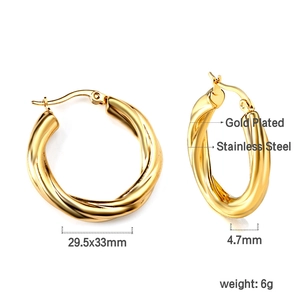 Vue détaillée des dimensions et du poids des boucles d'oreilles torsadées dorées en acier