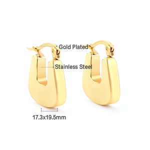 Vue détaillée des boucles d'oreilles en U en acier inoxydable plaqué or 18 carats