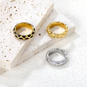 Anelli moderni martellati in oro 18K e acciaio inossidabile con texture smalto nero