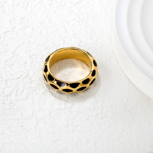 Anello in acciaio inossidabile placcato oro 18K con motivo leopardato in smalto nero