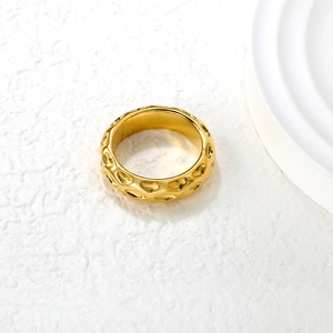 Dettaglio ravvicinato dell'anello in acciaio inossidabile 18K con trama a onde d'acqua