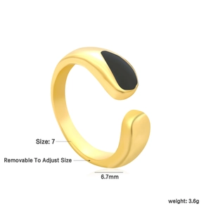 Dettaglio anello regolabile placcato oro 18k con goccia nera, larghezza 6,7 mm
