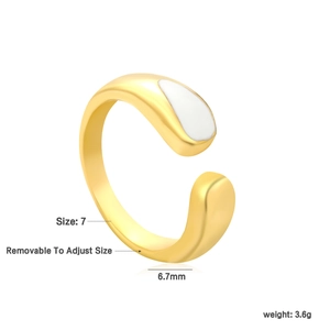 Dettaglio dell'anello regolabile placcato oro 18k con smalto bianco e misure tecniche
